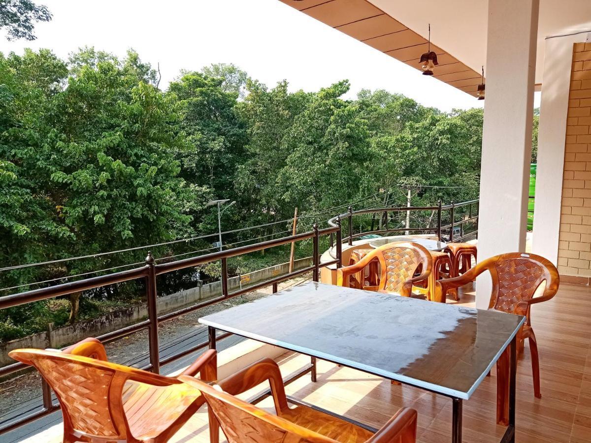 Hotel Rhinoceros-Homestay Sauraha Exterior foto